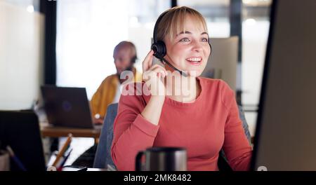 Centre d'appels, service à la clientèle et femme consultant au bureau faisant une consultation en ligne. Contactez-nous, ecommerce professionnel de vente et femme Banque D'Images