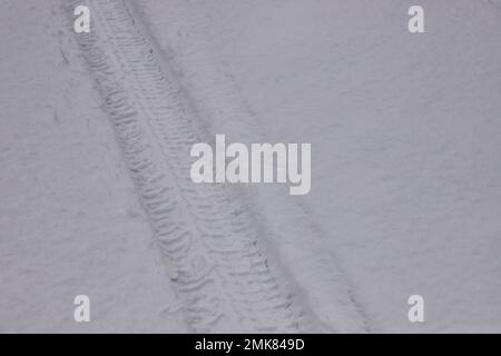 Sentier d'hiver d'une roue de voiture dans la neige, gros plan. Banque D'Images