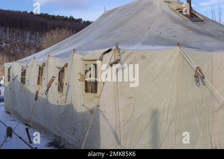 Cordes pour attacher des tentes militaires mobiles. Fixations de tentes militaires préfabriquées en toile de bâche. Banque D'Images