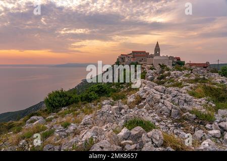 Lubenice sur la montagne avec la mer adriatique en Croatie au coucher du soleil . Banque D'Images