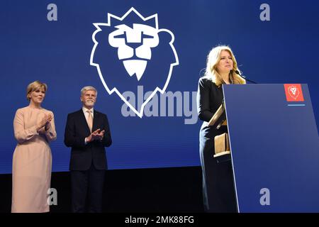 Prague, République tchèque. 28th janvier 2023. Le président slovaque Zuzana Caputova (R), vainqueur des élections présidentielles tchèques Petr Pavel, sa femme Eva Pavlova (L), se présente au siège de sa campagne à Prague le deuxième jour du deuxième tour des élections présidentielles tchèques. Petr Pavel remporte les élections présidentielles, dépassant l'ancien Premier ministre tchèque, le président du mouvement politique ANO et le milliardaire Andrej Babis. (Photo de Tomas Tkachik/SOPA Images/Sipa USA) crédit: SIPA USA/Alay Live News Banque D'Images