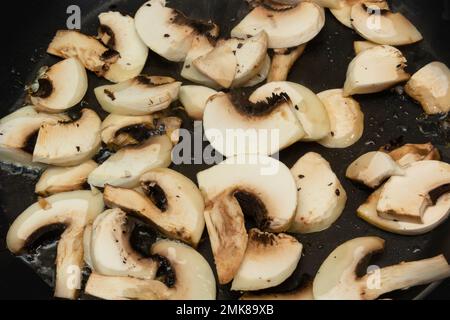 Champignons cultivés lavés et hachés, gros plan sur l'agriculture et la cuisine. Banque D'Images