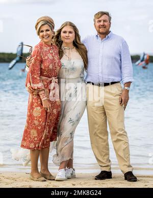 BONAIRE - le roi Willem-Alexander, la reine Maxima et la princesse Amalia pendant le premier jour de leur visite à Sorobon sur Bonaire. La Princesse de la Couronne a une introduction de deux semaines dans les pays d'Aruba, Curaçao et Sint Maarten et les îles qui forment les pays-Bas des Caraïbes : Bonaire, Sint Eustache et Saba. ANP REMKO DE WAAL pays-bas hors - belgique hors Banque D'Images