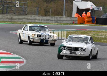 Scarperia, 3 avril 2022: Alfa Romeo 1750 GTAm 1971 conduit par Unknown en action pendant Mugello Classic 2022 au circuit de Mugello en Italie. Banque D'Images