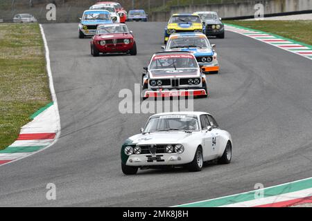 Scarperia, 3 avril 2022: Alfa Romeo 1750 GTAm 1971 conduit par Unknown en action pendant Mugello Classic 2022 au circuit de Mugello en Italie. Banque D'Images