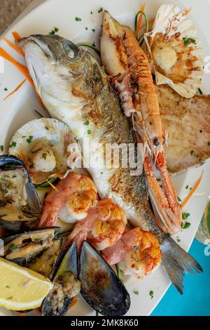 Assiette de poissons de fruits de mer sur l'île de Valun Cres en Croatie Banque D'Images