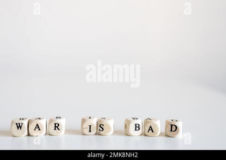 La guerre de mot est mauvaise composée de cubes en bois isolés sur fond blanc Banque D'Images
