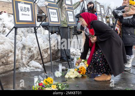 Madison Heights, Michigan, États-Unis. 28th janvier 2023. Les Américains d'origine asiatique de la région de Detroit ont organisé une veillée de solidarité, en souvenir des victimes des fusillades de masse dans le parc Monterey et Half Moon Bay, en Californie. Ils ont déposé des fleurs sous les noms de ceux qui sont morts. Crédit : Jim West/Alay Live News Banque D'Images