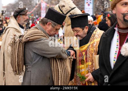 Pernik, Bulgarie. 28 janvier 2023. Le Festival international de Mascarade de Surva est le plus grand festival d'hiver d'Europe et la manifestation la plus populaire et la plus officielle des jeux traditionnels, masques et costumes en Bulgarie. Cette année, c'est le numéro du festival 29th, qui a eu lieu pendant trois jours complets, avec plus de 10 000 participants venus de toute l'Europe. L'événement comprend de nombreux concerts et ateliers, des stands de boissons et de nourriture, et attire l'attention de dizaines de milliers de spectateurs. Credit: Ognyan Yosifov/Alay Live News Banque D'Images