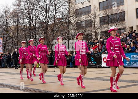 Pernik, Bulgarie. 28 janvier 2023. Les majorettes en costumes roses qui se présentent au Surva International Festival of Mascarade Games est le plus grand festival d'hiver d'Europe et la manifestation la plus populaire et la plus officielle des jeux traditionnels, des masques et des costumes en Bulgarie. Cette année, c'est le numéro du festival 29th, qui a eu lieu pendant trois jours complets, avec plus de 10 000 participants venus de toute l'Europe. L'événement comprend de nombreux concerts et ateliers, des stands de boissons et de nourriture, et attire l'attention de dizaines de milliers de spectateurs. Credit: Ognyan Yosifov/Alay Live News Banque D'Images