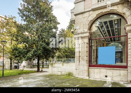 Façade en pierre blanche d'un manoir du milieu du 19th siècle avec jardins et arbres Banque D'Images