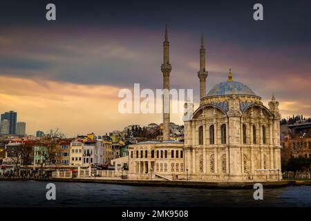 Mosquée Ortakoy sur les rives du Bosporus. Istanbul, Turquie. Banque D'Images