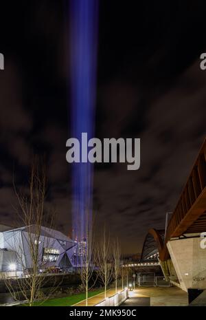 Première installation d'art de souffle créée par Luke Jerram représente le moment où un bébé prend son premier souffle d'air. Cet affichage de lumière pulsée a été observé Banque D'Images