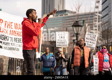 Atlanta, Géorgie, États-Unis. 28th janvier 2023. Des manifestants dénonçant la violence policière ont défilé dans les rues d'Atlanta après la publication d'une vidéo montrant la police de Memphis tuant Tyr Nichols. La manifestation a été organisée par le Parti pour le socialisme et la libération dans le cadre d'une série nationale de manifestations. (Credit image: © Steve Eberhardt/ZUMA Press Wire) USAGE ÉDITORIAL SEULEMENT! Non destiné À un usage commercial ! Crédit : ZUMA Press, Inc./Alay Live News Banque D'Images