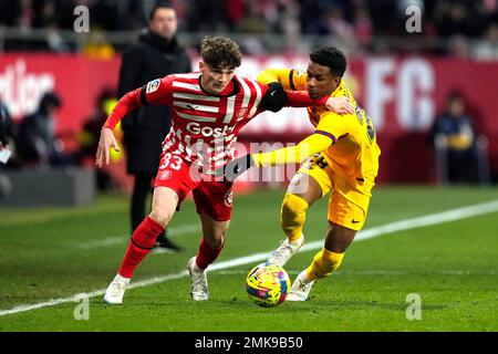 Gérone, Espagne. 28th janvier 2023. Joel Roca (Girona FC) duels pour le ballon contre Alejandro Balde (FC Barcelone) lors du match de football de la Liga entre le FC Gérone et le FC Barcelone, au stade Montilivi sur 28 janvier 2023 à Gérone, en Espagne. Foto: SIU Wu crédit: dpa/Alay Live News Banque D'Images