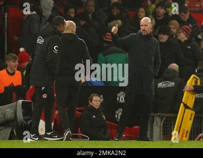 Erik Ten Hag, le Manager de Manchester United (à droite), remet un pouce au responsable de la lecture Paul Ince après le quatrième tour de la coupe Emirates FA à Old Trafford, Manchester. Date de la photo: Samedi 28 janvier 2023. Banque D'Images