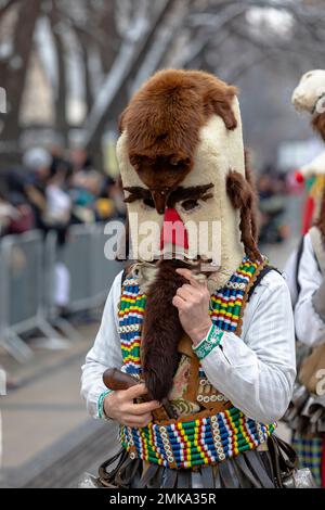 Pernik, Bulgarie - 28 janvier 2023 : festival de la mascarade à Pernik, Bulgarie. Les gens avec un masque appelé Kukeri dansent et se produisent pour effrayer le mal spir Banque D'Images