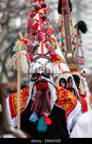 Pernik, Bulgarie - 28 janvier 2023 : festival de la mascarade à Pernik, Bulgarie. Les gens avec un masque appelé Kukeri dansent et se produisent pour effrayer le mal spir Banque D'Images