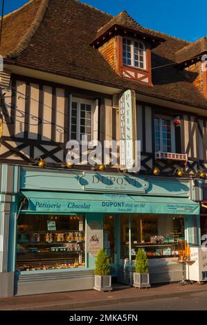 France, Calvados (14), Dives-sur-mer, célèbre pâtisserie / chocolaterie 'la Maison avec Dupont un thé' fondée en 1912 Banque D'Images