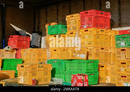 Wellington Nouvelle-Zélande - 4 octobre 2010; des piles désordonnées de caisses de fruits et légumes au marché de samedi matin des agriculteurs dans la ville Banque D'Images
