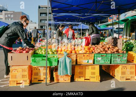 Wellington Nouvelle-Zélande - 4 octobre 2010; samedi matin, les agriculteurs marché en ville avec l'acheteur examinant les produits. Banque D'Images