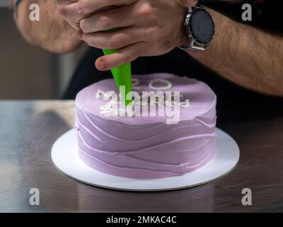 gâteau dépoli vieux de 20 ans décoré d'une phrase crème faite à la main par le designer boulanger Banque D'Images