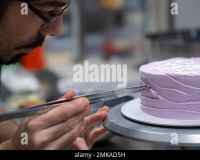 gâteau dépoli de 20 ans décoré d'une phrase crème faite à la main, perles, saupoudrés par le concepteur de boulanger Banque D'Images