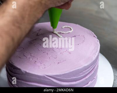 gâteau dépoli vieux de 20 ans décoré d'une phrase crème faite à la main par le designer boulanger Banque D'Images