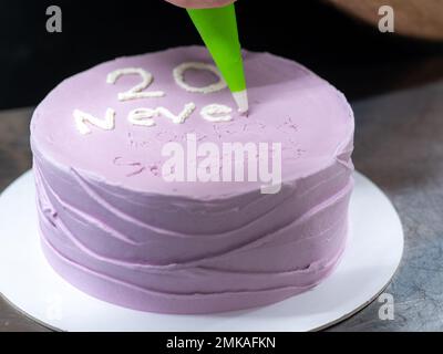 gâteau dépoli vieux de 20 ans décoré d'une phrase crème faite à la main par le designer boulanger Banque D'Images