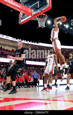 Houston, Texas, États-Unis. 28th janvier 2023. Houston Cougars en avant J'WAN Roberts (13) dunks pendant la deuxième moitié entre les Cougars de Houston et les Bearcats de Cincinnati au Centre Fertitta à Houston, TX sur 28 janvier 2023. (Credit image: © Erik Williams/ZUMA Press Wire) USAGE ÉDITORIAL SEULEMENT! Non destiné À un usage commercial ! Banque D'Images