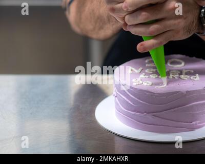 gâteau dépoli vieux de 20 ans décoré d'une phrase crème faite à la main par le designer boulanger Banque D'Images