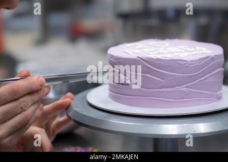 gâteau dépoli de 20 ans décoré d'une phrase crème faite à la main, perles, saupoudrés par le concepteur de boulanger Banque D'Images