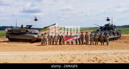 Des officiers et des officiers supérieurs, affectés à l'escadron de Mustang, au 6th Escadron, au 8th Régiment de cavalerie, à l'équipe de combat de la Brigade blindée 2nd, à la 3rd Division d'infanterie, posent pour une photo de groupe devant un char M1A2 SEPv3 Abrams modernisé et un véhicule de combat M2A4 Bradley et deux hélicoptères AH-64 Apache, Affecté à l'Escadron Lighthorse, 3rd escadron, 17th Cavalry Regiment, 3rd combat Aviation Brigade, 3rd ID, à fort Stewart, Géorgie, 7 septembre, 2022. Le 6th Sqn., 8th le 2. Regt., 2nd ABCT, 3rd ID, a terminé la modernisation en juillet dernier, ce qui en fait la plus moderne équipe de cavalerie de l'Armée de terre Banque D'Images