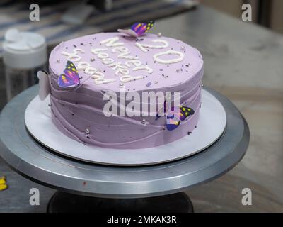 gâteau dépoli de 20 ans décoré d'une phrase crème faite à la main, papillons, perles, saupoudrés par le concepteur de boulanger Banque D'Images