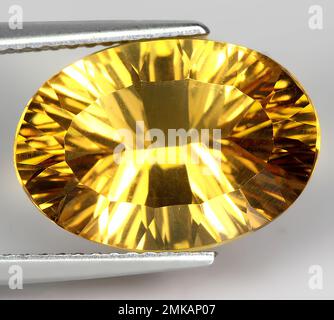 Citrine jaune gemme naturelle sur fond gris Banque D'Images