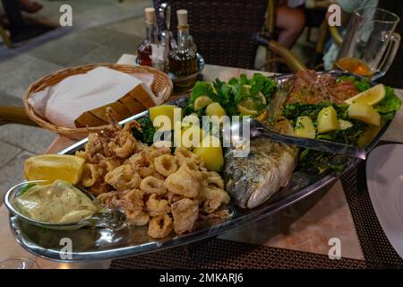 Assiette de poissons de fruits de mer en Croatie avec du thon Calamari et de la pomme de terre de spinat Banque D'Images