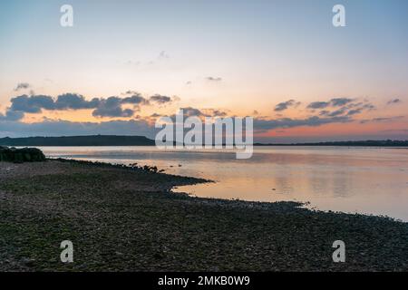 Vue panoramique sur le port de Christchurch au coucher du soleil depuis Mudeford Sandbank, Dorset, Angleterre, Royaume-Uni Banque D'Images