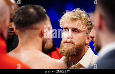 Jake Paul et Tommy Fury affrontent sur le ring à l'OVO Arena Wembley, Londres. Date de la photo: Samedi 28 janvier 2023. Banque D'Images