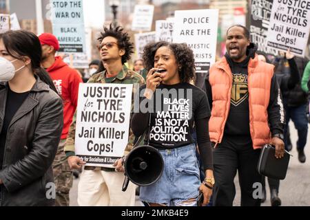 Atlanta, Géorgie, États-Unis. 28th janvier 2023. Des manifestants dénonçant la violence policière ont défilé dans les rues d'Atlanta après la publication d'une vidéo montrant la police de Memphis tuant Tyr Nichols. La manifestation a été organisée par le Parti pour le socialisme et la libération dans le cadre d'une série nationale de manifestations. (Credit image: © Steve Eberhardt/ZUMA Press Wire) USAGE ÉDITORIAL SEULEMENT! Non destiné À un usage commercial ! Banque D'Images