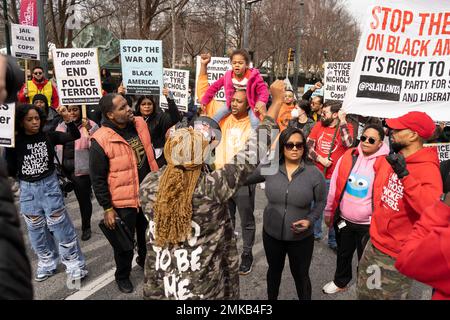 Atlanta, Géorgie, États-Unis. 28th janvier 2023. Des manifestants dénonçant la violence policière ont défilé dans les rues d'Atlanta après la publication d'une vidéo montrant la police de Memphis tuant Tyr Nichols. La manifestation a été organisée par le Parti pour le socialisme et la libération dans le cadre d'une série nationale de manifestations. (Credit image: © Steve Eberhardt/ZUMA Press Wire) USAGE ÉDITORIAL SEULEMENT! Non destiné À un usage commercial ! Banque D'Images