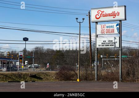 Un panneau avec le logo de friendly est visible à l'extérieur de leur restaurant, à la sortie Danville de l'Interstate 80. Banque D'Images