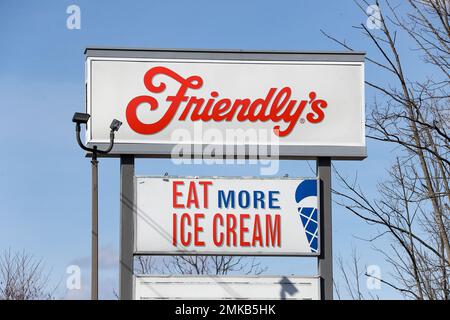 Un panneau avec le logo de friendly est visible à l'extérieur de leur restaurant, à la sortie Danville de l'Interstate 80. Banque D'Images