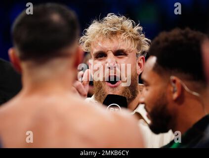 Jake Paul et Tommy Fury affrontent sur le ring à l'OVO Arena Wembley, Londres. Date de la photo: Samedi 28 janvier 2023. Banque D'Images