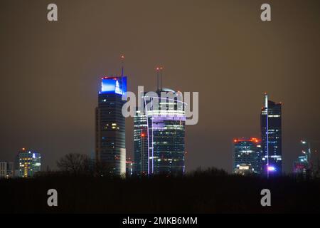 Vue de nuit sur les gratte-ciels du centre-ville de Varsovie Banque D'Images