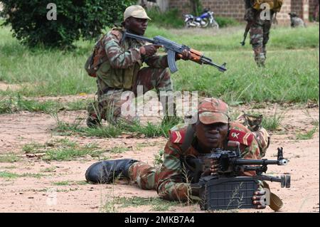 Des soldats béninois du Bataillon de parachutistes Commando 1st assurent la sécurité du peloton Alpha lors d'un entraînement mixte d'exercices (JCET) à Ouassa, au Bénin, le 7 septembre 2022. L’engagement international est nécessaire pour lutter contre l’extrémisme violent, et nos engagements militaires ne sont qu’un moyen pour nous de soutenir les partenaires africains dans le cadre d’une communauté internationale. Banque D'Images