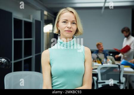 Femme d'affaires caucasienne confiante regardant la caméra debout au bureau. Personnes âgées sur le lieu de travail Banque D'Images