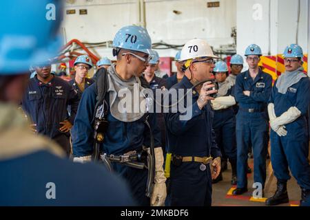 220907-N-RU001-1011 SAN DIEGO (SEPT 7, 2022) Maître chef des dégâts Controlman Matthew Carpenter, à droite, originaire de Yorba Linda, en Californie, mène une formation sur les équipements de lutte contre les incendies lors d'un exercice de contrôle des dommages à bord du porte-avions USS Carl Vinson de la classe Nimitz (CVN 70), septembre 7. Vinson est actuellement en bord de pierside dans son homeport de San Diego. Banque D'Images