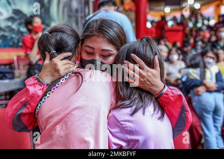 Une femme embrasse et embrasse son enfant avant le festival Cap Go meh, marquant la fin des célébrations du nouvel an lunaire chinois au temple de Dhanagun. Alors que les célébrations se terminent, les Indonésiens chinois enseignent aux enfants de laver les pieds de leur mère pour exprimer leur gratitude. ''les pieds des parents de lavage'' est une tradition chinoise depuis des milliers d'années. C'est pour respecter la diversité dans la façon dont les autres célèbrent (fête des mères). Banque D'Images