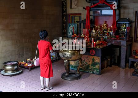 Une femme chinoise prie avant le festival Cap Go meh, marquant la fin des célébrations du nouvel an lunaire chinois au temple de Dhanagun. Alors que les célébrations se terminent, les Indonésiens chinois enseignent aux enfants de laver les pieds de leur mère pour exprimer leur gratitude. ''les pieds des parents de lavage'' est une tradition chinoise depuis des milliers d'années. C'est pour respecter la diversité dans la façon dont les autres célèbrent (fête des mères). Banque D'Images