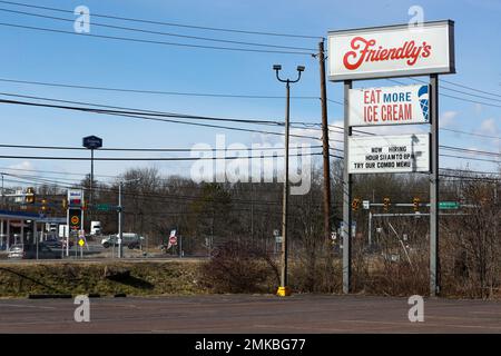 Danville, Pennsylvanie, États-Unis. 28th janvier 2023. Un panneau avec le logo de friendly est visible à l'extérieur de leur restaurant, à la sortie Danville de l'Interstate 80. (Credit image: © Paul Weaver/SOPA Images via ZUMA Press Wire) USAGE ÉDITORIAL SEULEMENT! Non destiné À un usage commercial ! Banque D'Images